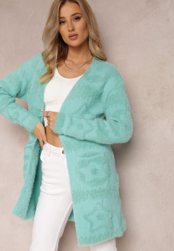 Renee - Zielony Długi Kardigan Puszysty Aborra. Kolekcja: plus size. Kolor: zielony. Materiał: tkanina, dzianina. Długość: długie. Wzór: aplikacja