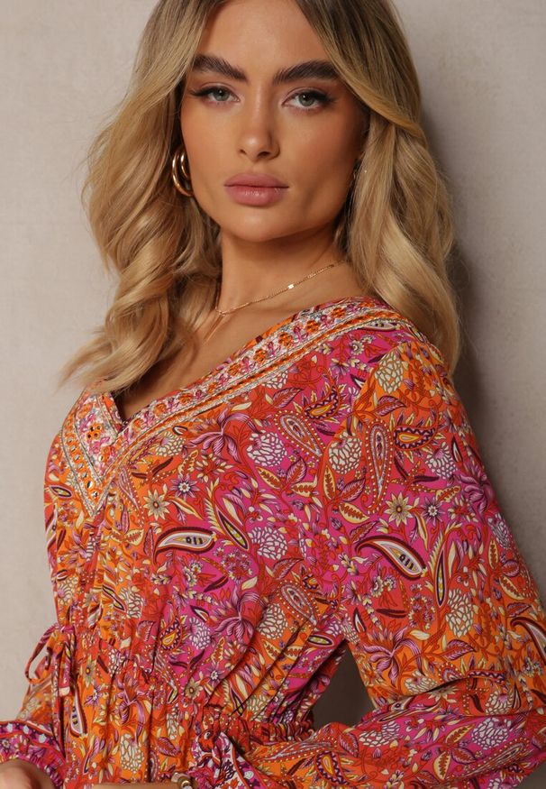 Renee - Czerwona Sukienka z Dekoltem w V o Rozkloszowanym Fasonie w Print Paisley Akka. Okazja: na co dzień. Kolor: czerwony. Materiał: zamsz, skóra. Wzór: paisley, nadruk. Styl: elegancki, casual