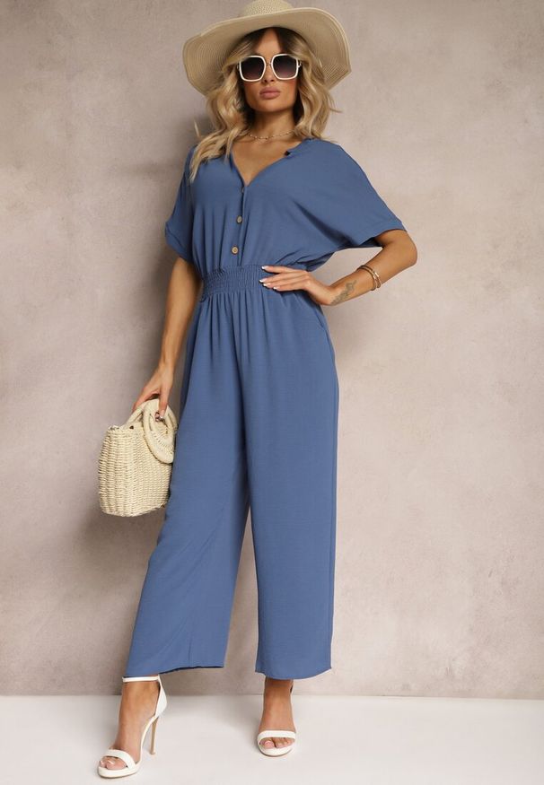 Renee - Granatowy Taliowany Kombinezon z Wiskozy Zapinany na Guziki Frisea. Kolor: niebieski. Materiał: wiskoza