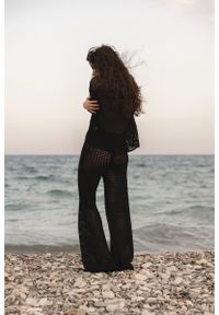 Marsala - Długie spodnie ażurowe w kolorze TOTALLY BLACK - TORITTO-XS/S. Okazja: na plażę. Stan: podwyższony. Materiał: bawełna. Długość: długie. Wzór: ażurowy. Sezon: lato. Styl: klasyczny, elegancki