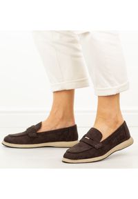 Brązowe mokasyny damskie Vinceza 62273. Okazja: na co dzień, na spacer. Nosek buta: okrągły. Kolor: brązowy. Materiał: zamsz. Szerokość cholewki: normalna. Sezon: wiosna, lato. Styl: casual, klasyczny, elegancki #1