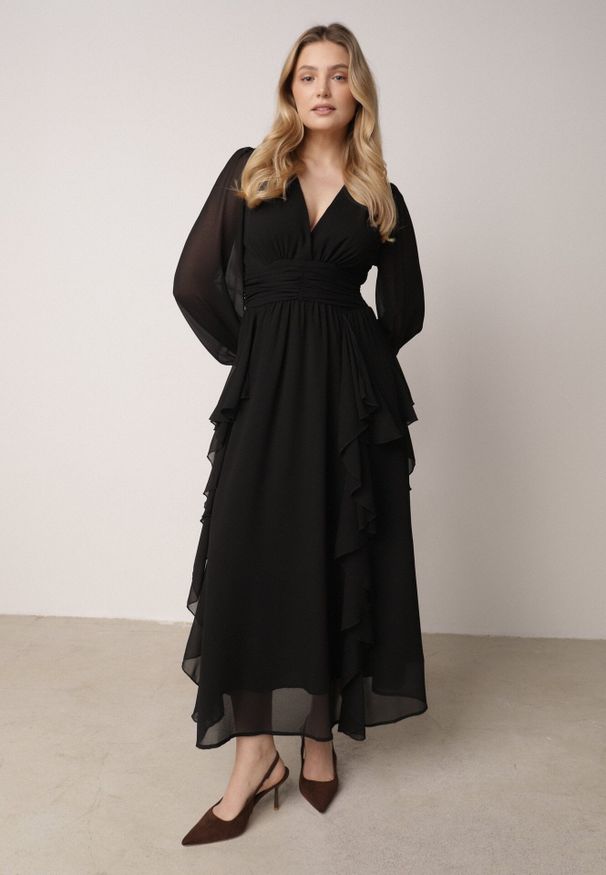 Born2be - Czarna Romantyczna Sukienka Koktajlowa z Falbanami i Marszczeniem w Pasie Aranilla. Typ kołnierza: kołnierz z falbankami. Kolor: czarny. Materiał: tkanina, materiał. Wzór: gładki, aplikacja. Typ sukienki: rozkloszowane. Styl: wizytowy