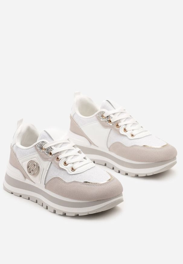 Born2be - Biało-Beżowe Sneakersy z Imitacji Skóry ze Sznurowaniami i Aplikacją Obinaria. Nosek buta: okrągły. Zapięcie: sznurówki. Kolor: biały. Materiał: skóra. Wzór: aplikacja. Obcas: na obcasie. Wysokość obcasa: niski