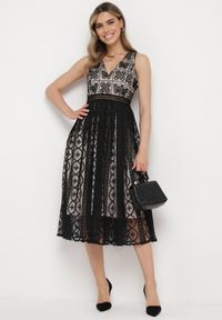 Born2be - Czarna Rozkloszowana Sukienka z Plisowanym Dołem i Ozdobnymi Haftami Asorasia. Okazja: na co dzień. Typ kołnierza: dekolt w kształcie V. Kolor: czarny. Materiał: skóra. Wzór: haft. Typ sukienki: plisowane. Styl: casual, elegancki #5