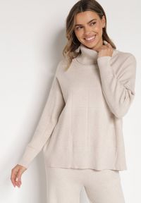 Born2be - Beżowy Golf w Klasycznym Stylu Linagela. Typ kołnierza: golf. Kolor: beżowy. Materiał: jeans. Styl: klasyczny #7