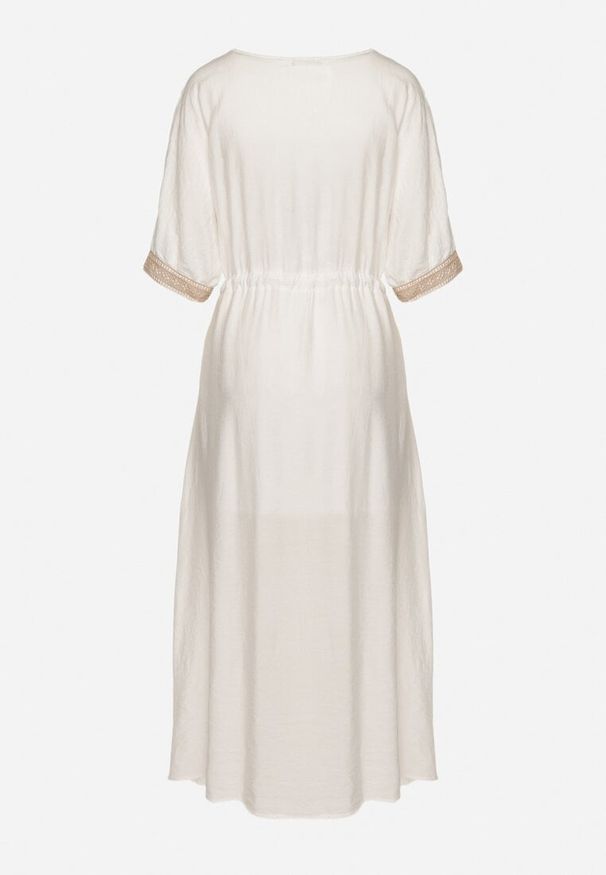 Born2be - Biała Wiskozowa Sukienka z Ażurową Lamówką Aravellea. Okazja: na co dzień. Typ kołnierza: dekolt w serek. Kolor: biały. Materiał: wiskoza. Wzór: ażurowy. Styl: casual, elegancki