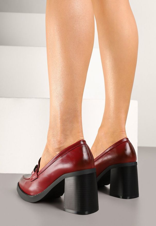 Renee - Czerwone Półbuty na Słupku w Stylu Mokasynów ze Skórzaną Wkładką z Klamrą Arivess. Okazja: na co dzień. Zapięcie: klamry. Kolor: czerwony. Materiał: skóra. Obcas: na słupku. Styl: casual, klasyczny