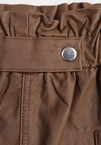 Born2be - Brązowa Spódnica Mini z Ekoskóry z Gumką w Pasie i Kieszeniami Kirti. Okazja: na co dzień. Kolor: brązowy. Materiał: skóra. Wzór: gładki. Styl: casual, elegancki #8