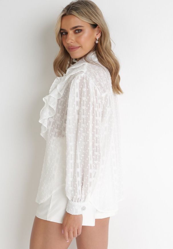 Born2be - Biała Koszula Plumeti z Błyszczącą Nitką i Falbankami Banie. Typ kołnierza: kołnierz z falbankami. Kolor: biały. Materiał: tkanina. Wzór: aplikacja