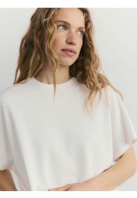 Reserved - T-shirt oversize z modalem - biały. Kolor: biały. Materiał: dzianina