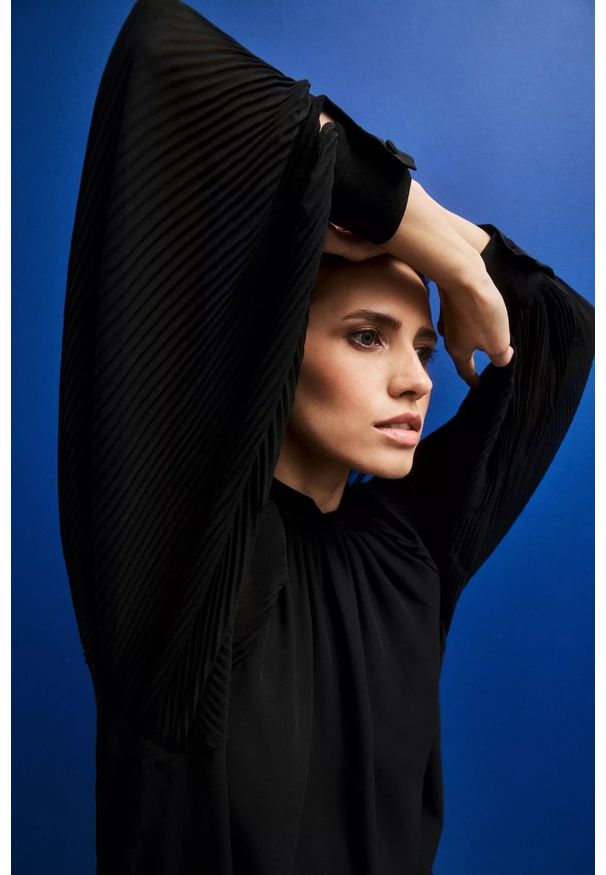 MOODO - Koszula z plisowanymi rękawami czarna. Kolor: czarny. Materiał: poliester