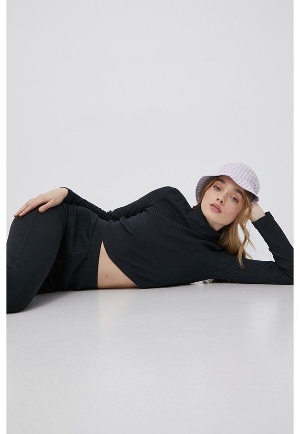 adidas Originals longsleeve Trefoil Moments damski kolor czarny z golfem. Okazja: na co dzień. Typ kołnierza: golf. Kolor: czarny. Materiał: dzianina, materiał, bawełna. Długość rękawa: długi rękaw. Styl: casual