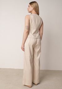 Born2be - Jasnobeżowy Garniturowy Komplet ze Spodniami i Kamizelką z Asymetrycznym Zapięciem Panorea. Kolor: beżowy. Wzór: paski #8