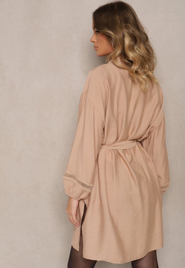 Renee - Beżowa Sukienka Kimono z Wiskozy z Kieszeniami Zdobiona Ażurowymi Wstawkami Salithia. Okazja: do domu. Typ kołnierza: dekolt w kształcie V. Kolor: beżowy. Materiał: wiskoza. Długość rękawa: na ramiączkach. Wzór: ażurowy, aplikacja. Styl: elegancki