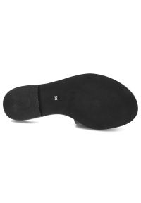 Czarne Klapki Lamanti Skórzane Buty Na Lato. Okazja: na co dzień. Kolor: czarny. Materiał: skóra. Wzór: aplikacja. Sezon: lato. Styl: casual, klasyczny, elegancki #8