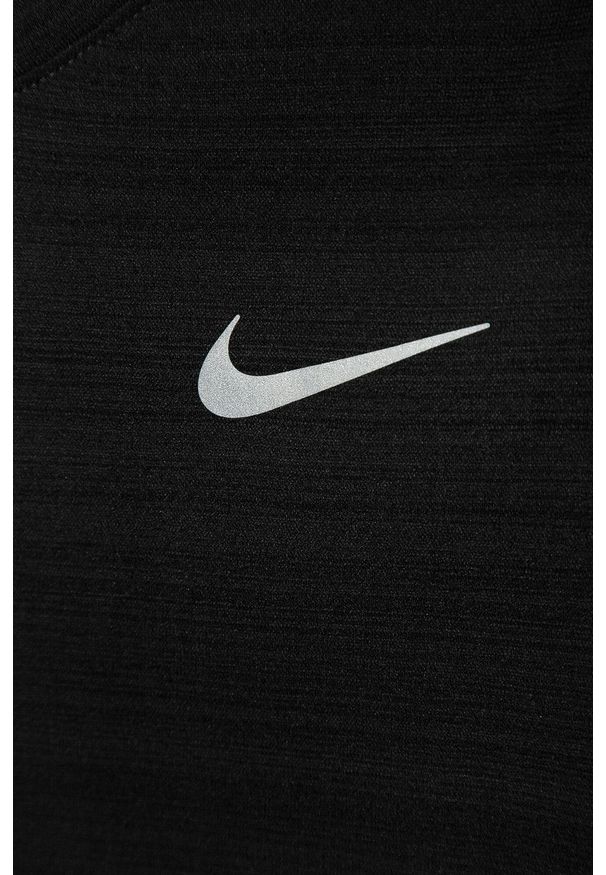 Nike Kids T-shirt dziecięcy kolor czarny gładki. Okazja: na co dzień. Kolor: czarny. Materiał: dzianina, skóra, włókno, tkanina. Wzór: gładki. Styl: casual