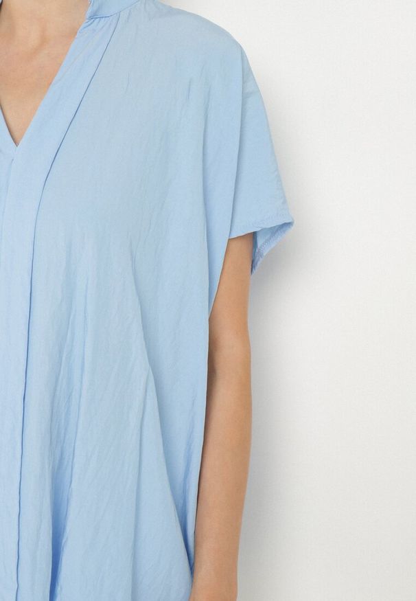 Born2be - Jasnoniebieska Nietoperzowa Bluzka Oversize z Wiskozą z Dekoltem w Serek Davilisa. Typ kołnierza: dekolt w serek. Kolor: niebieski. Materiał: wiskoza. Wzór: aplikacja. Styl: elegancki, klasyczny