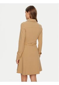 Guess Sukienka codzienna W5RK93 KCBO2 Beżowy Regular Fit. Okazja: na co dzień. Kolor: beżowy. Materiał: syntetyk. Typ sukienki: proste. Styl: casual #5