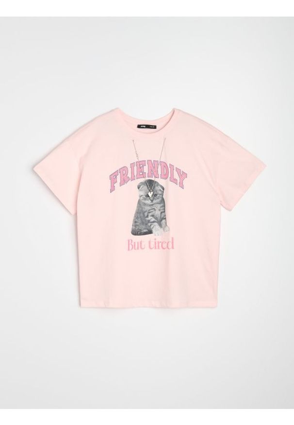 Sinsay - Koszulka z nadrukiem kota i ozdobnym łańcuszkiem - różowy. Kolor: różowy. Wzór: nadruk