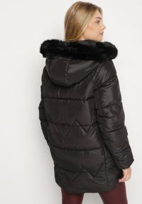 Born2be - Czarna Pikowana Kurtka z Kapturem z Futerkiem Tevea. Okazja: na spotkanie biznesowe, do pracy, na spacer. Typ kołnierza: kaptur. Kolekcja: plus size. Kolor: czarny. Materiał: futro. Styl: klasyczny, biznesowy, elegancki #6