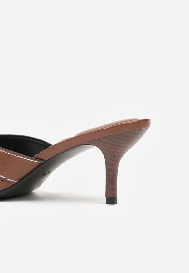 Renee - Brązowe Klapki na Szpilce z Wycięciami po Bokach Amaliliphis. Okazja: na co dzień. Kolor: brązowy. Sezon: lato. Obcas: na szpilce. Styl: elegancki, casual