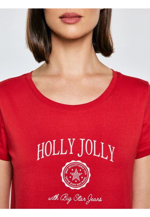 Big-Star - Koszulka damska z nadrukiem czerwona Serra 603. Okazja: na co dzień. Kolor: czerwony. Materiał: dzianina, jeans. Długość rękawa: krótki rękaw. Długość: krótkie. Wzór: nadruk. Sezon: zima. Styl: casual, klasyczny, retro, wizytowy