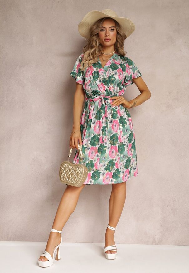 Renee - Zielona Rozkloszowana Sukienka z Kopertowym Dekoltem i Wiązanym Paskiem Kanges. Kolor: zielony. Materiał: materiał, tkanina, wiskoza. Wzór: aplikacja. Sezon: lato. Typ sukienki: kopertowe