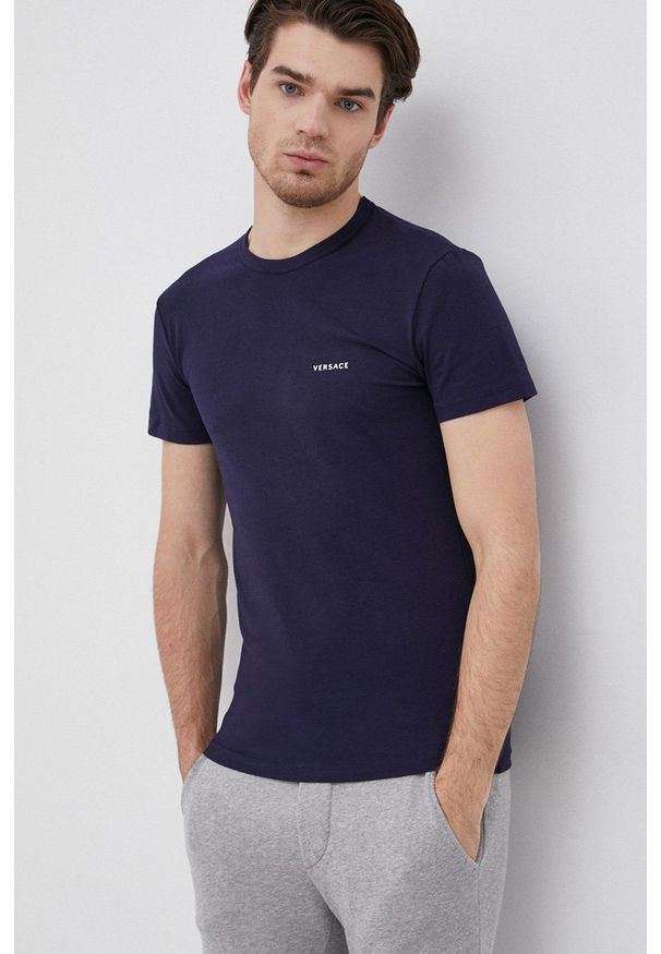 VERSACE - Versace - T-shirt. Okazja: na co dzień. Kolor: niebieski. Materiał: dzianina. Wzór: gładki. Styl: casual