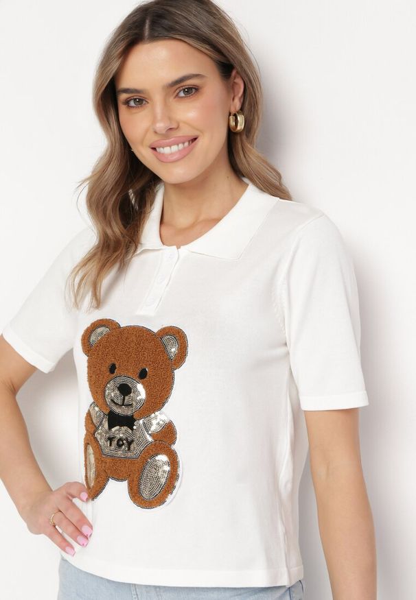 Born2be - Biała Wiskozowa Bluzka z Naszywką w Kształcie Misia z Cekinami Stivenna. Kolor: biały. Materiał: wiskoza. Wzór: aplikacja. Sezon: lato