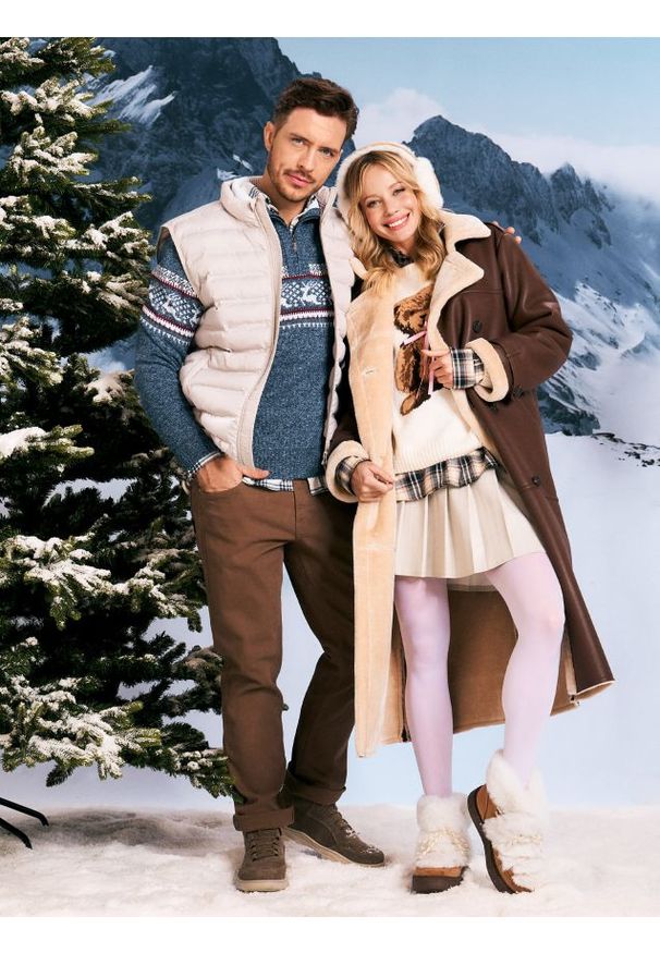 Sinsay - Jeansy slim - brązowy. Kolor: brązowy