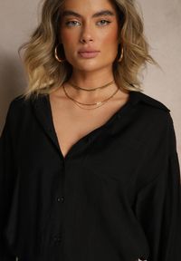 Renee - Czarna Koszula z Wiskozy z Ozdobną Kieszonką Dovanna. Okazja: na spotkanie biznesowe, do pracy, na co dzień. Typ kołnierza: kołnierzyk klasyczny. Kolor: czarny. Materiał: wiskoza. Styl: biznesowy, klasyczny, elegancki, casual