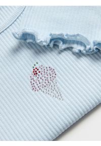 Reserved - Prążkowany t-shirt z aplikacją - jasnoniebieski. Kolor: niebieski. Materiał: prążkowany. Wzór: aplikacja