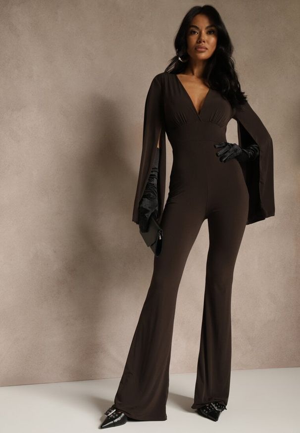 Renee - Brązowy Dopasowany Kombinezon z Rozkloszowanymi Rękawami i Głębokim Dekoltem Andrika. Kolor: brązowy. Styl: street