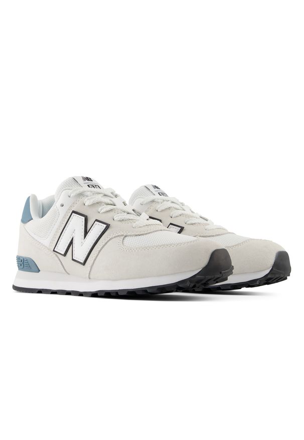 Buty dziecięce New Balance G5744LM – beżowe. Okazja: na uczelnię, na co dzień. Kolor: beżowy. Materiał: materiał, syntetyk, zamsz. Szerokość cholewki: normalna. Model: New Balance 574. Sport: turystyka piesza