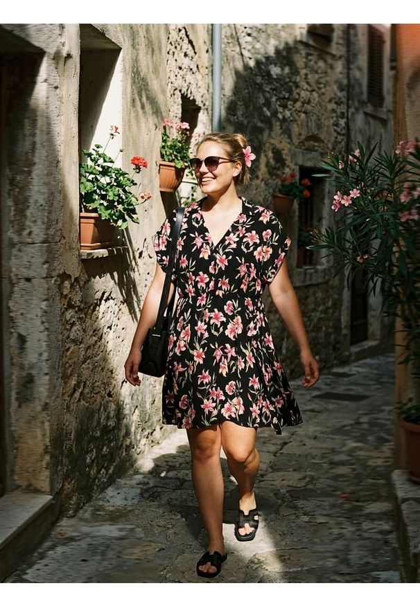 Sinsay - Wiskozowa sukienka mini z paskiem, w kwiaty - różowy. Kolor: różowy. Materiał: wiskoza. Wzór: kwiaty. Długość: mini