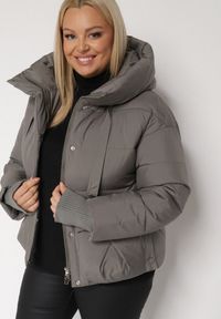 Born2be - Szara Pikowana Krótka Kurtka z Nieodpinanym Kapturem i Ozdobnymi Tasiemkami Mevannia. Okazja: na co dzień. Kolor: szary. Materiał: jeans. Długość: krótkie. Styl: casual #4