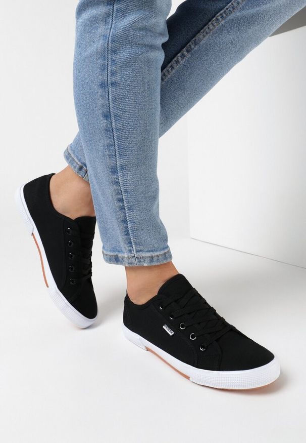 Born2be - Czarne Tenisówki z Ozdobnymi Przeszyciami Oridorise. Okazja: na co dzień, na spacer. Kolor: czarny. Materiał: kauczuk, jeans. Styl: casual