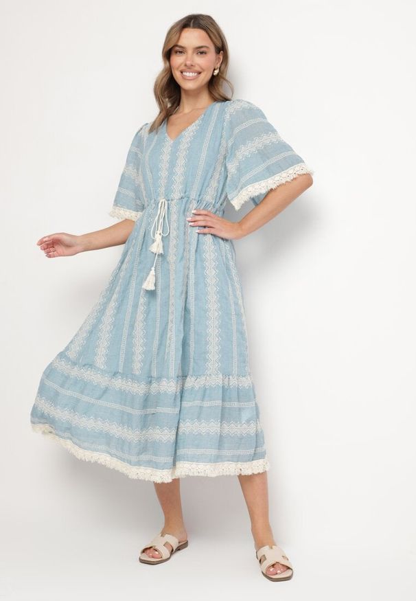 Born2be - Jasnoniebieska Bawełniana Sukienka Boho o Rozkloszowanym Kroju z Wiązaniem i Haftem Korithira. Okazja: na spacer, na co dzień. Typ kołnierza: dekolt w serek. Kolor: niebieski. Materiał: bawełna. Wzór: haft. Sezon: lato. Typ sukienki: rozkloszowane. Styl: boho