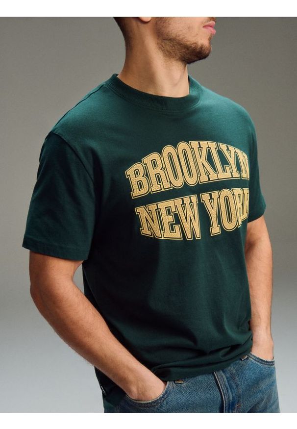 Sinsay - Bawełniana koszulka z napisem - zielony. Kolor: zielony. Materiał: bawełna. Wzór: napisy