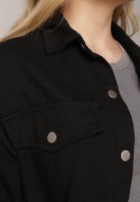 Born2be - Czarna Bawełniana Kurtka Jeansowa o Koszulowym Kroju na Napy Yrelola. Okazja: na co dzień, do pracy. Kolor: czarny. Materiał: jeans, bawełna. Długość: długie. Styl: casual, klasyczny #6