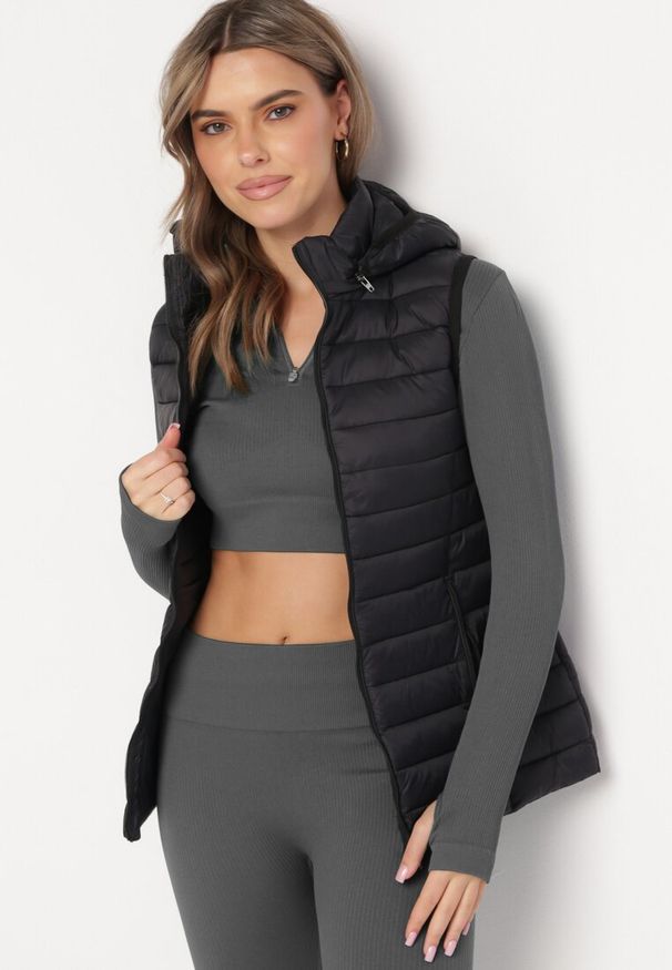 Born2be - Czarna Pikowana Kamizelka z Kieszeniami na Suwaki i Kapturem Lunevc. Kolor: czarny