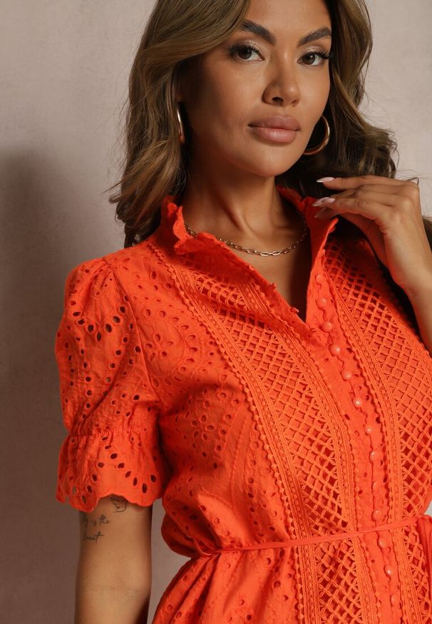 Renee - Pomarańczowa Sukienka Boho z Bawełny Ozdobiona Ażurowym Wzorem Falbaną i Przewiązana Paskiem Nelah. Okazja: na co dzień, na imprezę. Kolor: pomarańczowy. Materiał: bawełna. Wzór: aplikacja, ażurowy. Typ sukienki: proste. Styl: boho
