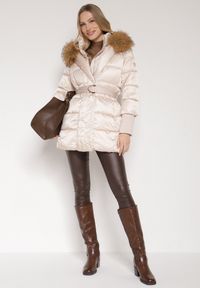 Born2be - Beżowa Kurtka z Pikowanymi Przeszyciami Paskiem i Kapturem z Futrem Lidanessa. Okazja: na co dzień. Kolor: beżowy. Materiał: futro. Styl: casual #4