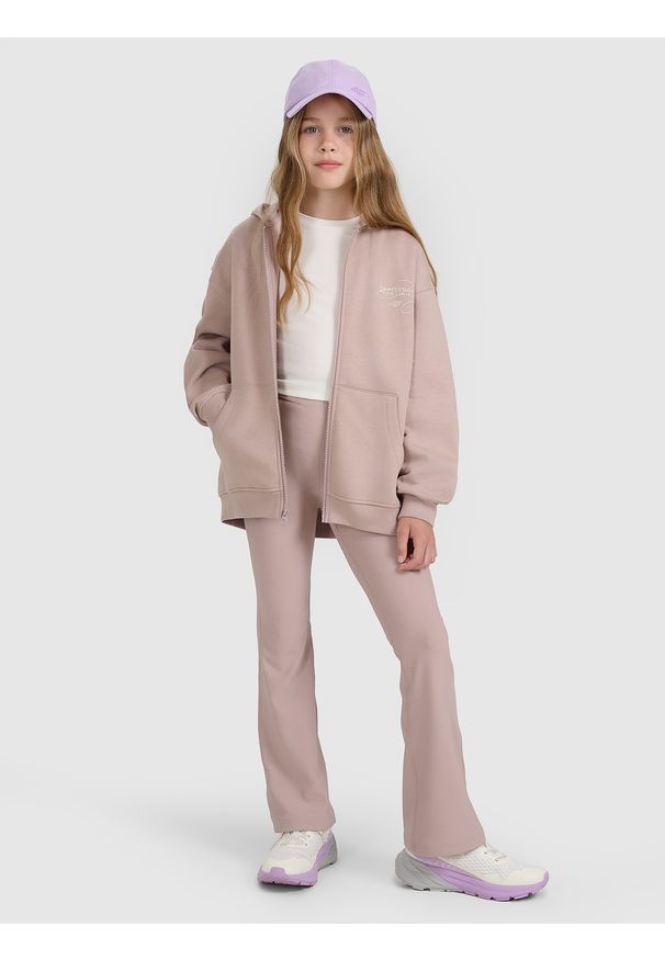 4f - 4F Spodnie z rozszerzanymi nogawkami z prążkowanej dzianiny dziewczęce - beżowe 122 (6-7 lat). Okazja: na co dzień. Kolor: beżowy. Materiał: prążkowany, dzianina. Wzór: prążki. Sezon: lato. Styl: klasyczny, casual, sportowy