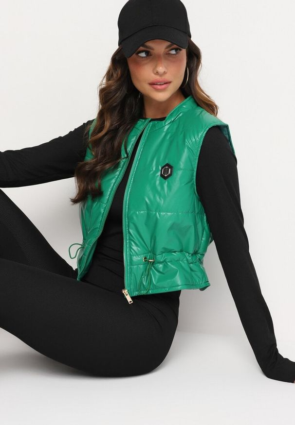 Born2be - Zielona Krótka Kamizelka Ozdobiona Naszywką Ściągana w Talii Mevelina. Kolor: zielony. Długość: krótkie. Wzór: aplikacja. Styl: elegancki