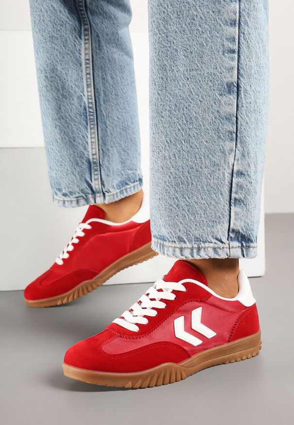 Born2be - Czerwone Sneakersy w Stylu Klasycznych Tenisówek z Ozdobnymi Przeszyciami Napilia. Okazja: na spotkanie biznesowe. Kolor: czerwony. Materiał: jeans, skóra