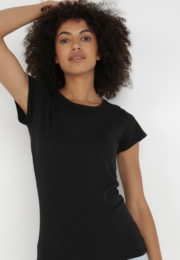 Born2be - Czarny T-shirt Gathanthei. Okazja: na co dzień, do domu. Kolor: czarny. Materiał: dresówka, jeans, bawełna, dzianina. Długość rękawa: krótki rękaw. Długość: krótkie. Wzór: gładki. Styl: sportowy, klasyczny, casual