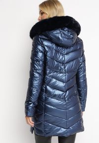 Born2be - Granatowa Pikowana Kurtka z Kapturem Ozdobionym Futerkiem Kavenna. Typ kołnierza: kaptur. Kolor: niebieski. Materiał: futro. Wzór: aplikacja #2