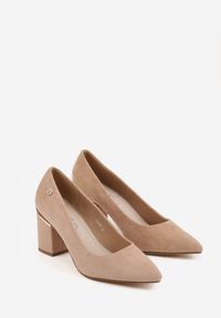 Renee - Ciemnobeżowe Czółenka na Słupku z Wkładką ze Skóry Naturalnej i Metaliczną Ozdobą Dynaste. Kolor: beżowy. Materiał: skóra. Wzór: aplikacja. Obcas: na słupku. Styl: elegancki #3