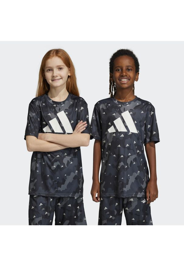 Adidas - Train Essentials Seasonal AEROREADY Allover Print Regular-Fit Tee. Kolor: szary, biały, wielokolorowy. Materiał: materiał. Wzór: nadruk. Sport: joga i pilates